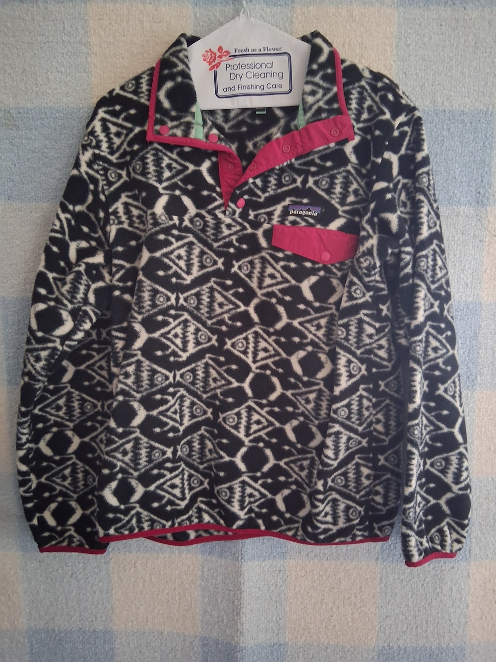 Patagonia Black & White Geometric Fleece with Pink Trim Sz Medium Pre Owned